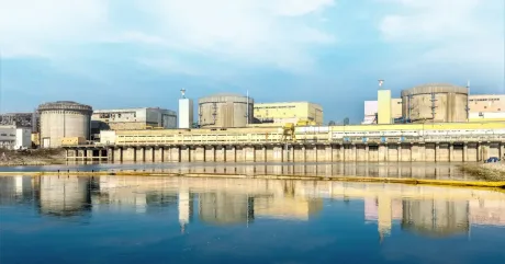 Centrala nucleară de la Cernavodă reflectată în apă.