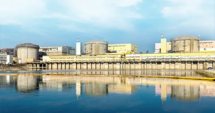 Centrala nucleară de la Cernavodă reflectată în apă.