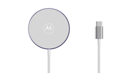 Încărcătorul magnetic Moto Snap, design elegant și cablu USB-C.