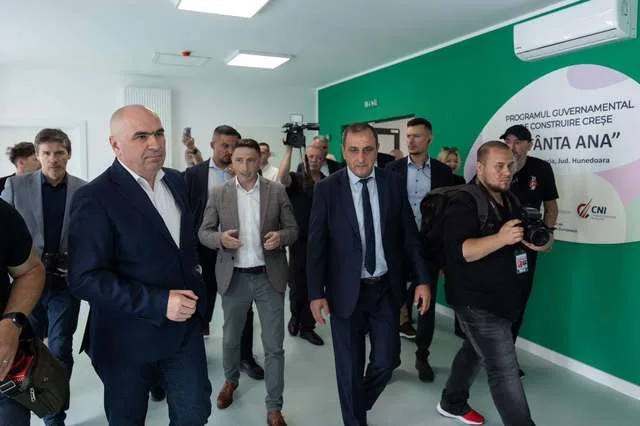 Ilie Bolojan inspectează lucrările la proiectele PNRR din Hațeg, alături de echipa sa.