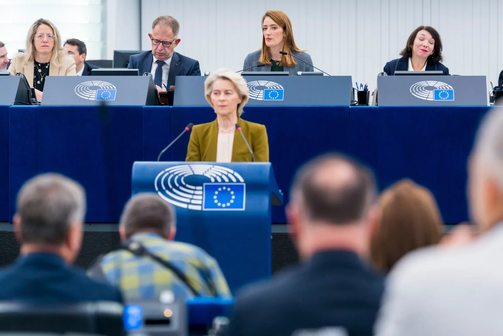 Ursula von der Leyen susține o declarație în Parlamentul European.