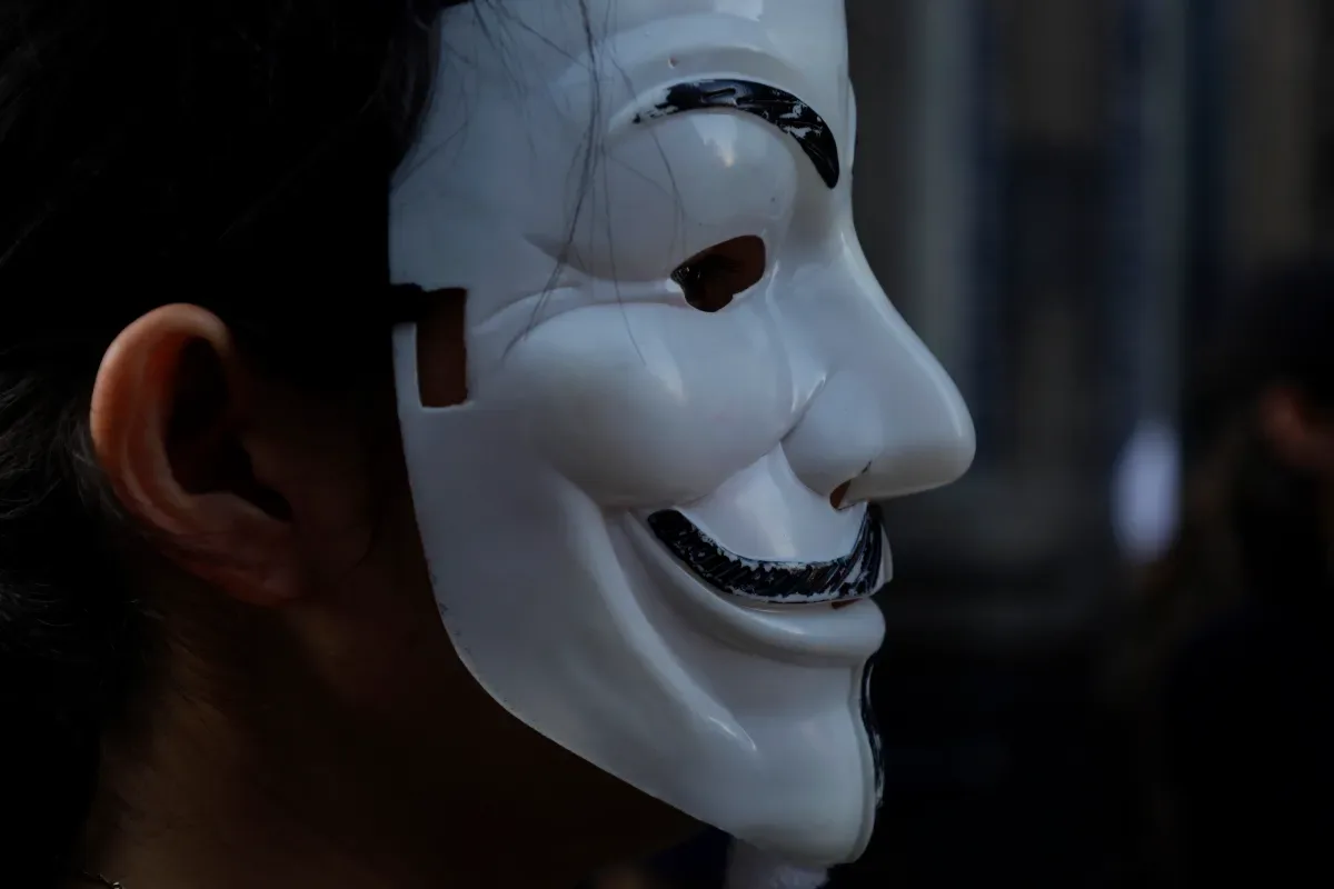Masca simbolică a unui hacktivist, reprezentând anonimatul și protestul.