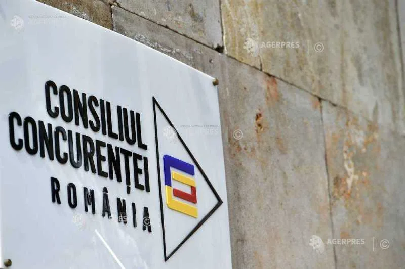 Logo-ul Consiliului Concurenței pe un fundal de piatră.