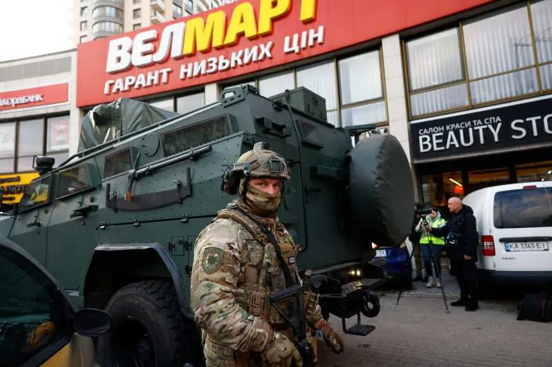 Forțe de ordine în fața unui supermarket din Kiev după un atac armat.