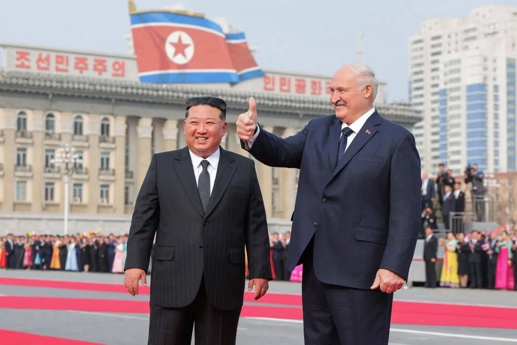 Liderii din Belarus și Coreea de Nord la o ceremonie oficială în Phenian.