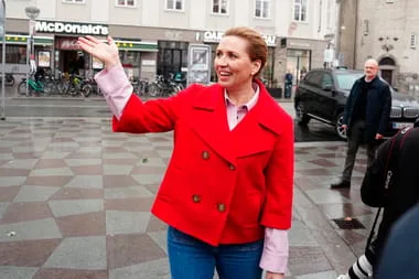 Mette Frederiksen salută susținătorii după alegeri în Danemarca.