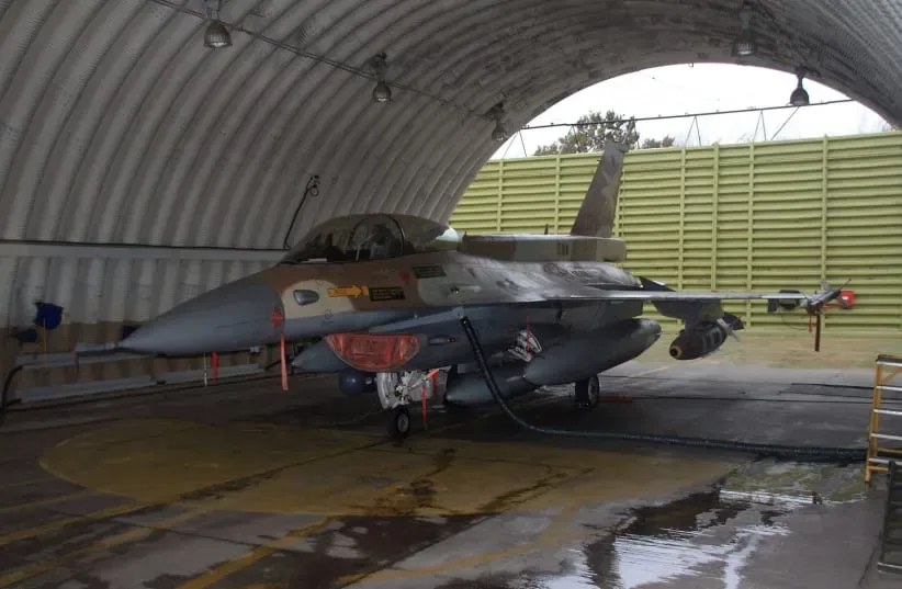 Avion F-16 parcat într-un hangar la baza aeriană Ramat David.