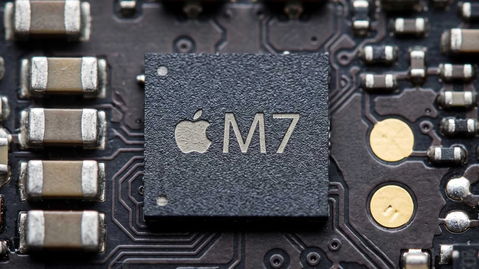 Cip M7 Apple pe un circuit, simbolizând inovația tehnologică în procesare.