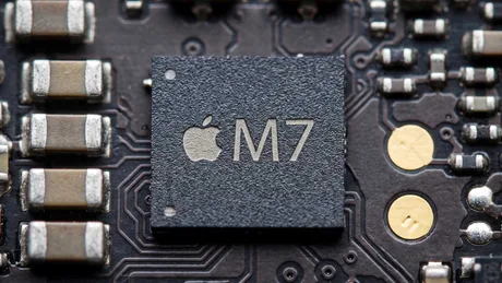 Cip M7 Apple pe un circuit, simbolizând inovația tehnologică în procesare.