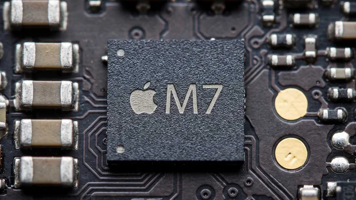 Cip M7 Apple pe un circuit, simbolizând inovația tehnologică în procesare.