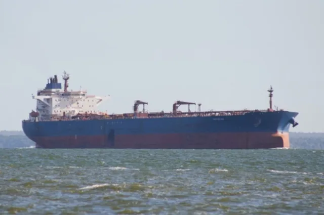 Vapor maritim navigând pe ape liniștite, simbolizând exerciții navale.