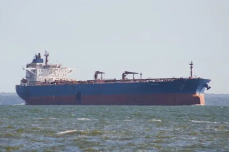 Vapor maritim navigând pe ape liniștite, simbolizând exerciții navale.
