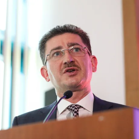 Reprezentant al Consiliului Concurenței discutând despre amenzile aplicate băncilor.