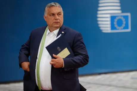 Viktor Orbán la o conferință, discutând despre Uniunea Europeană.