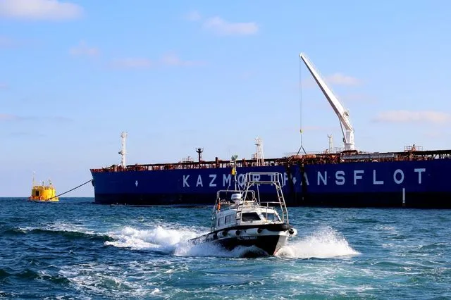 Vapor navigând lângă o navă de transport țiței în mare deschisă.