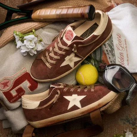 Sneakerșii Golden Goose pe un fundal elegant, evidențiind personalizarea produselor.