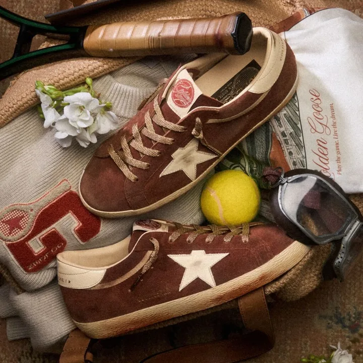 Sneakerșii Golden Goose pe un fundal elegant, evidențiind personalizarea produselor.