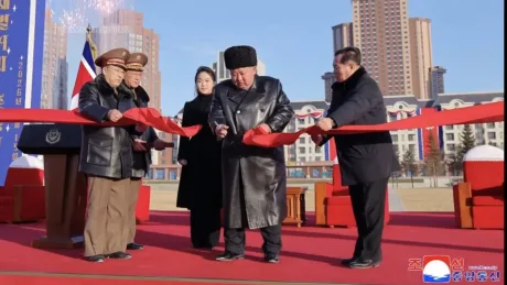 Kim Jong Un taie o panglică la un eveniment oficial.