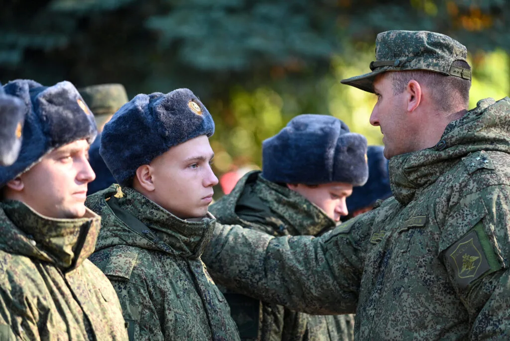 Soldați ruși în uniformă, pregătiți pentru mobilizare în contextul conflictului din Ucraina.