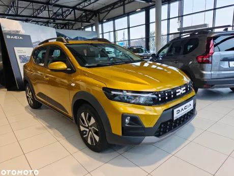 Dacia Bigster expusă într-un showroom modern, evidențiind designul său atractiv.