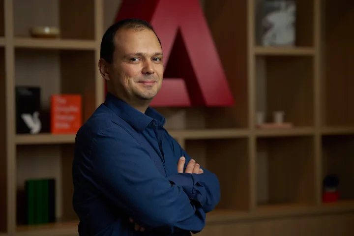 Paul Chiriță, vicepreședinte Adobe, în biroul din București, discutând despre inovații în AI.