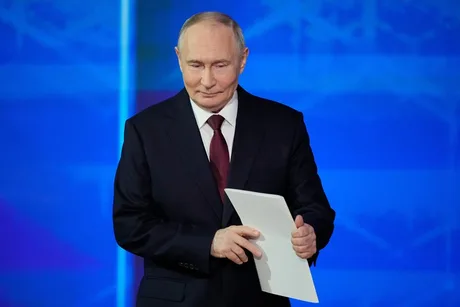 Vladimir Putin reflectând asupra eșecurilor recente în Ucraina.