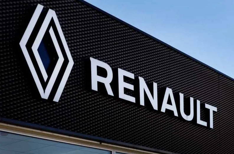 Logo-ul Renault pe un fundal modern, simbolizând inovația în industria auto.