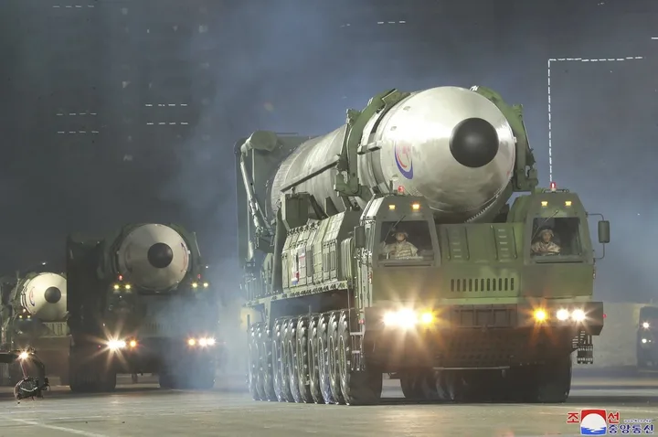 Lansatoare de rachete în timpul unui test militar în Coreea de Nord.