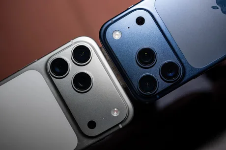Compararea camerelor de pe două modele iPhone, evidențiind lentilele și designul.