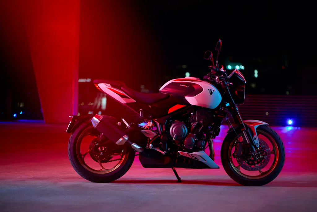 Lansare motociclete Triumph 2026 la București, cu modele diverse și noutăți tehnice.
