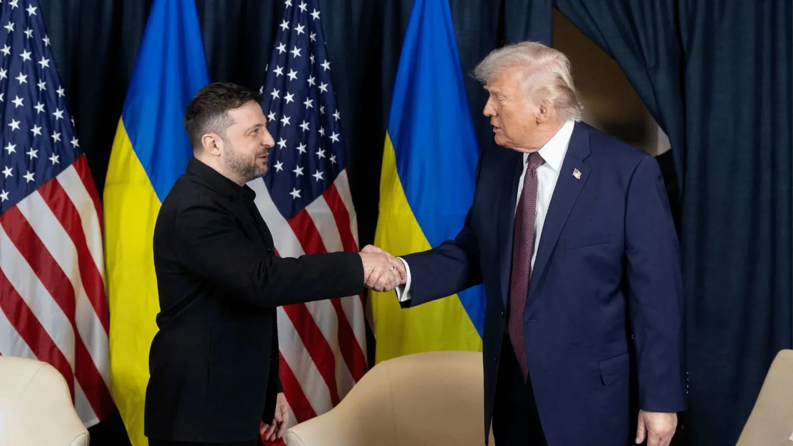 Donald Trump și un oficial ucrainean strâng mâinile în cadrul unei întâlniri oficiale.