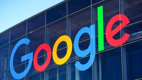 Logo-ul Google pe clădire, simbolizând inovația tehnologică.