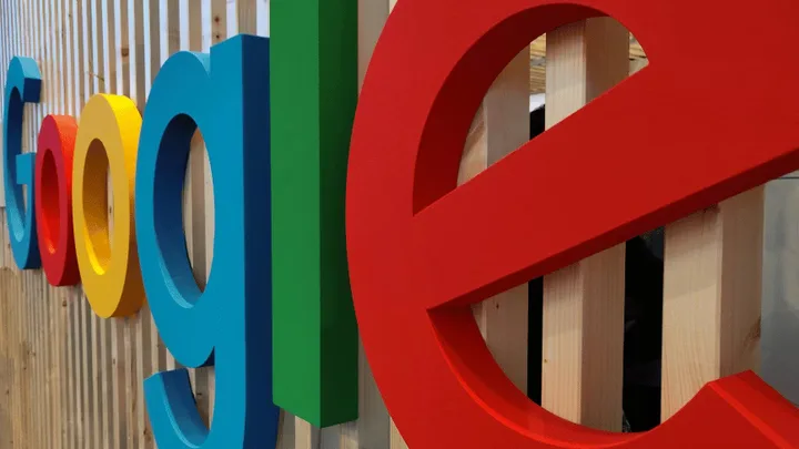 Logo-ul Google evidențiat pe un fundal de lemn.