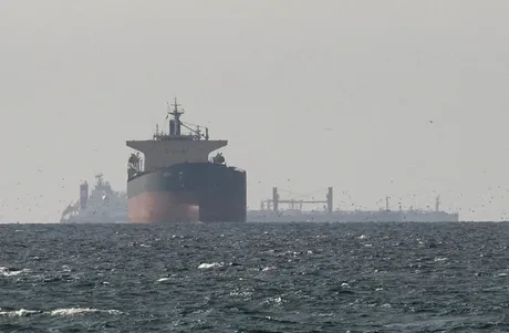 Tancher chinez traversând Strâmtoarea Hormuz în ciuda sancțiunilor americane.