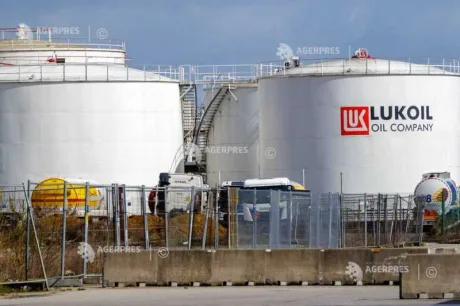 Rezervoare Lukoil cu logo pe fond industrial, simbolizând activitatea companiei.