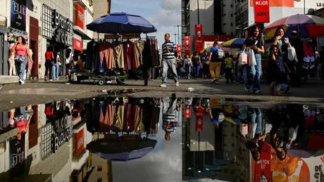 Stradă aglomerată din Caracas, cu oameni și tarabe de vânzare.