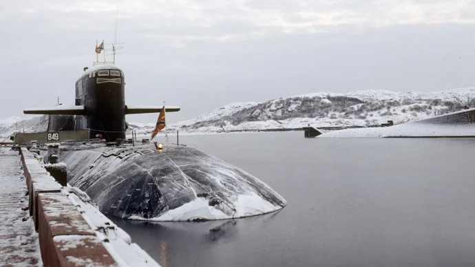 Submarin în apă rece, pe fundalul peisajului arctic acoperit cu zăpadă.