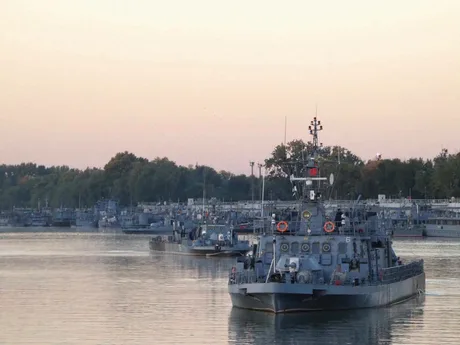 Nave militare în Portul Militar Brăila, pregătiri pentru verificări artileristice.