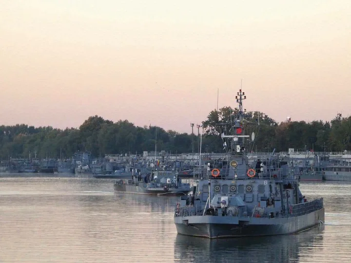 Nave militare în Portul Militar Brăila, pregătiri pentru verificări artileristice.