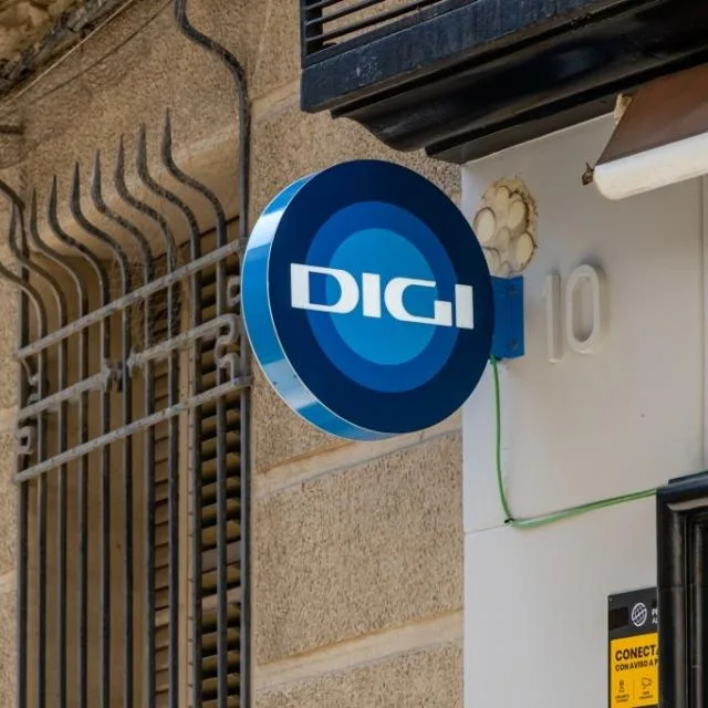 Logo-ul companiei Digi pe un perete, evidențiind brandul în România.