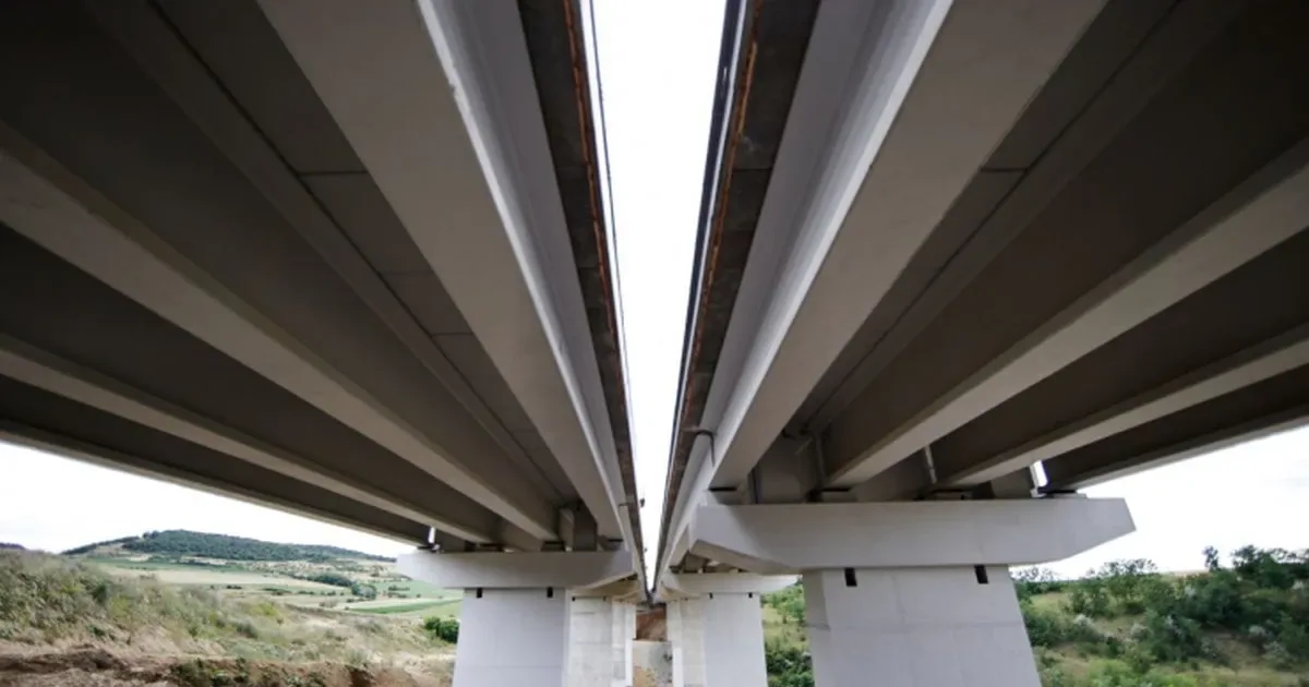 Structură de autostradă în construcție, evidențiind detalii tehnice.
