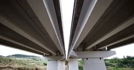 Structură de autostradă în construcție, evidențiind detalii tehnice.