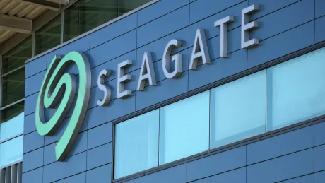 Logo-ul Seagate pe un zid al clădirii companiei.