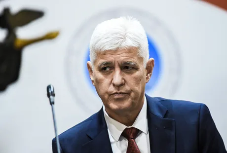 Ministrul Apărării din Bulgaria, Dimitar Stoianov, în timpul unei conferințe de presă.