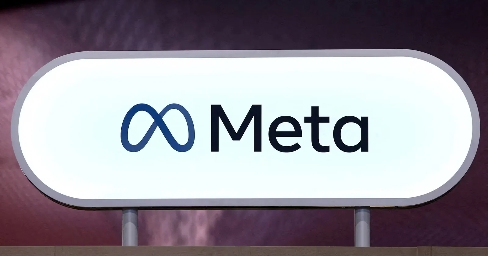 Logo-ul Meta pe un fundal colorat, simbolizând inovația tehnologică.