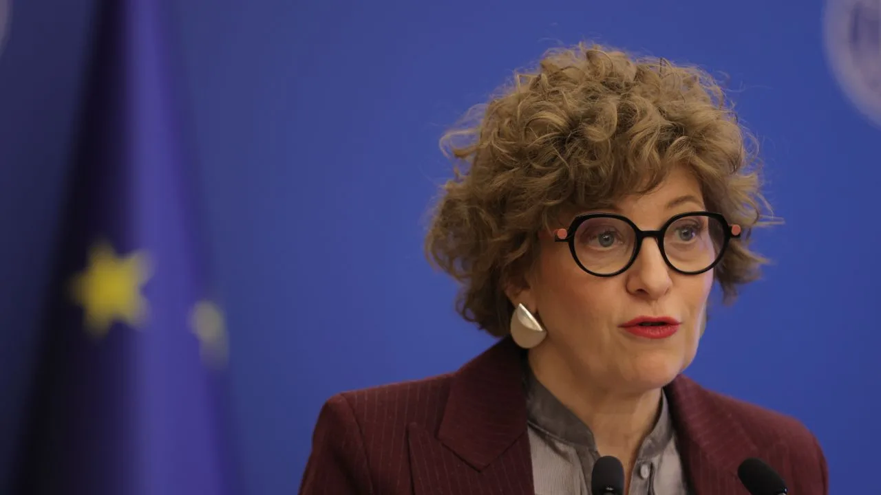 Vicepremierul Oana Gheorghiu discutând despre protestele oierilor.