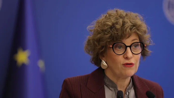 Vicepremierul Oana Gheorghiu discutând despre protestele oierilor.