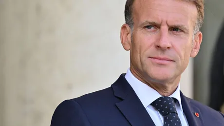Emmanuel Macron discută despre securitatea rutelor petroliere în Arabia Saudită.