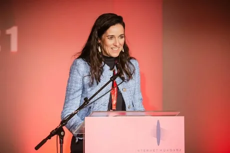 Anita Orban susține un discurs la un eveniment public în Ungaria.