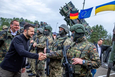 Volodimir Zelenski salută soldați în timpul unei vizite oficiale.
